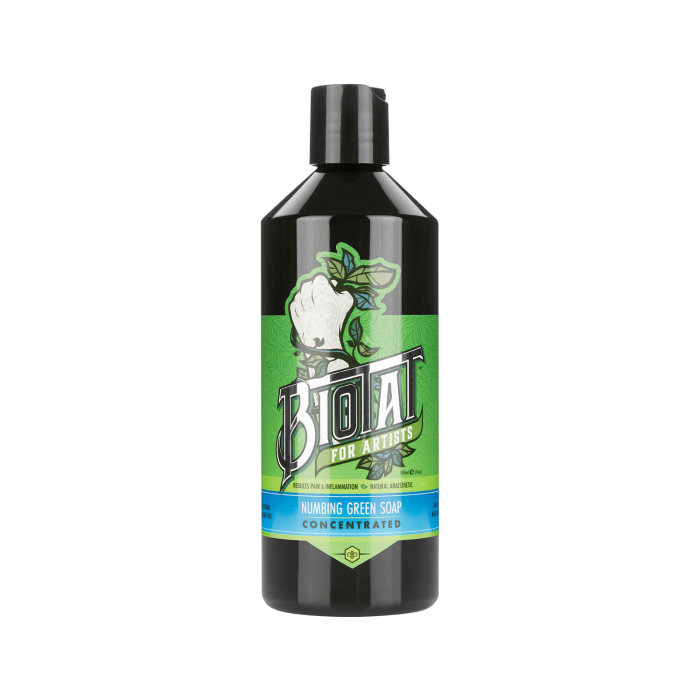 Une bouteille noire étiquetée « Savon vert anesthésiant BIOTAT – Concentré 500 ml », avec accents verts et illustration d’une main gantée tenant une plante.