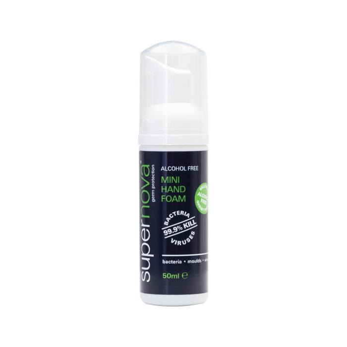 Le flacon de 50 ml de Mini Gel Antiseptique pour les Mains Supernova présente un design blanc avec des accents noirs et verts, un distributeur à pompe et prétend éliminer 99,9 % des bactéries et des virus. Convient pour les mains et ne contient pas d'alco