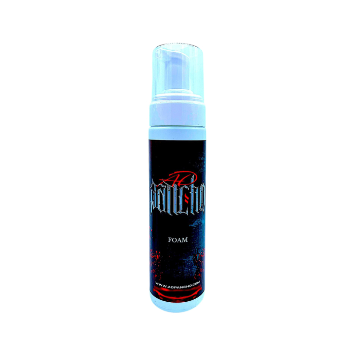 Un flacon de 200 ml de mousse nettoyante AD Pancho, avec un bouchon-pompe blanc et une étiquette noire ornée de lettres rouges et blanches, présenté sur fond blanc.