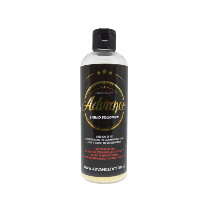 Une bouteille de 210 g de Solidificateur pour liquides Advance, munie d’un bouchon noir et d’une étiquette noire avec texte doré et blanc. Le mode d’emploi et l’adresse du site www.advancetattoo.eu
figurent au bas de l’étiquette.