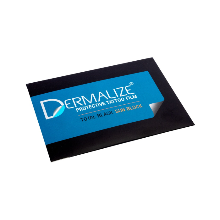 Un emballage rectangulaire noir avec une étiquette bleue indique « Pack de 5 feuilles pré-découpées de Dermalize Pro Total Black Sun Block - Film protecteur pour tatouage - 15 x 10 cm ». Un coin décollé de l’étiquette révèle le sachet situé en dessous.