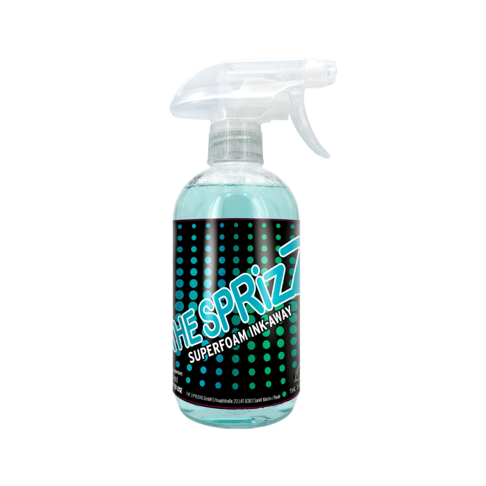 Un flacon pulvérisateur transparent rempli d’un liquide bleu, étiqueté « Le Sprizz – Superfoam Ink-Away – Prêt à l’emploi – 500 ml », avec étiquette noire comportant des points et texte turquoise et blanc..