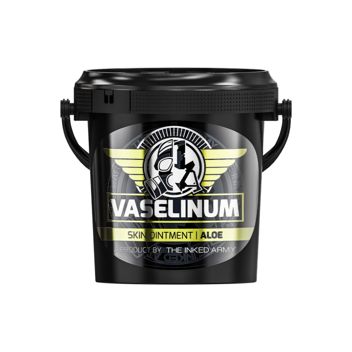 Un récipient en plastique noir, étiqueté « Inked Army - Vaselinum Aloe avec Extrait d’Aloe Vera 1000 ml », portant le logo et le texte d’une figure casquée ailée, posé sur fond blanc.