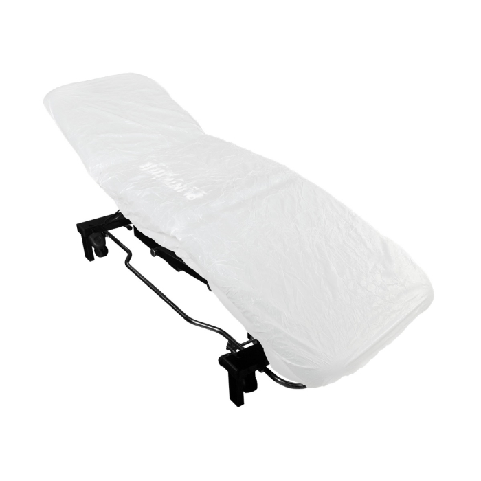 Table de massage ajustable noire, équipée d’une housse élastique Killer Beauty blanche translucide (210 x 90 x 20 cm, pack de 10), isolée sur fond blanc.
