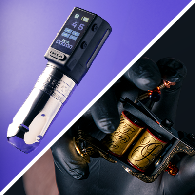 Ein geteiltes Bild mit einer Rotary-Tätowiermaschine vor einem violetten Hintergrund sowie einer Komponente einer Spulen-Tätowiermaschine, die von einer Person mit schwarzen Latexhandschuhen gehalten wird.