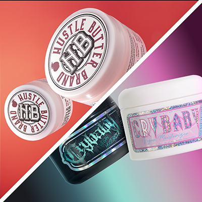 Nahaufnahme von Hustle Butter Deluxe und Crybaby / Gothbaby Tattoo-Nachpflegeprodukten