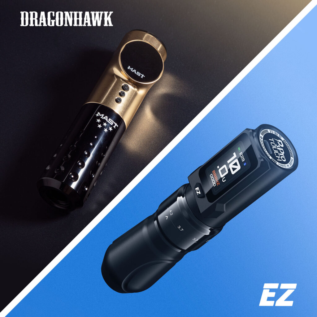 Die DragonHawk Mast Tattoo-Maschine mit schwarzem Hintergrund und die EZ P3 Pro Tattoo-Maschine mit blauem Hintergrund.