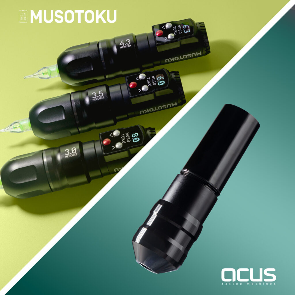 Die Musotoku Mercury M-1 Tattoo-Maschine mit grünem Hintergrund und die ACUS M2 Tattoo-Maschine mit türkisfarbenem Hintergrund.