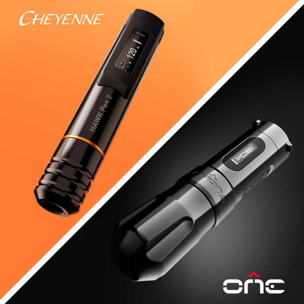 Die Cheyenne Hawk 2 Tattoo-Pen-Maschine mit orangefarbenem Hintergrund und die FK Irons One Tattoo-Maschine mit schwarzem Hintergrund.